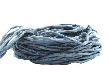 Ruban de soie Habotai teint à la main Gris-bleu ø3mm