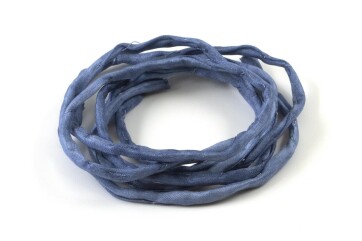 Ruban de soie Habotai teint à la main Bleu jean...