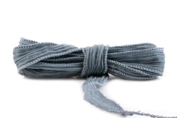 Handgefertigtes Seidenband Crinkle Crêpe Graublau 20mm breit