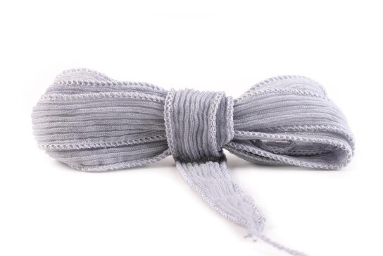 Handgefertigtes Seidenband Crinkle Crêpe Hellgrau 20mm breit