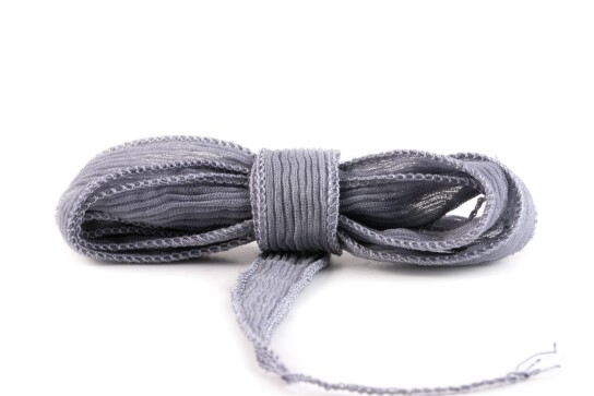Handgefertigtes Seidenband Crinkle Crêpe Grau 20mm breit