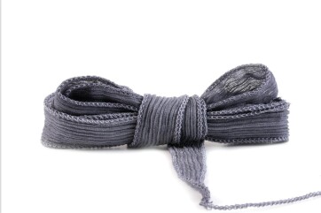 Handgefertigtes Seidenband Crinkle Crêpe Dunkelgrau 20mm breit