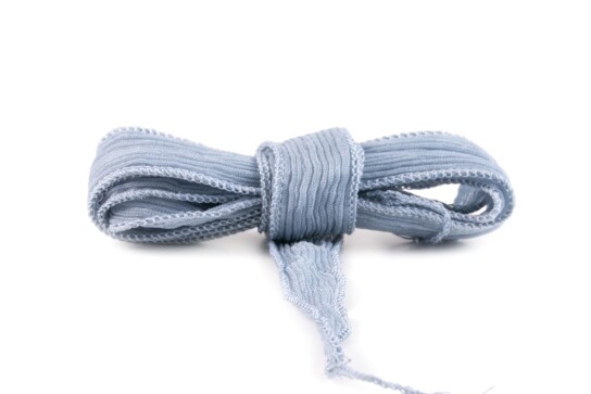 Handgefertigtes Seidenband Crinkle Crêpe Eisblau 20mm breit