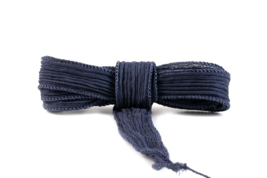 Handgefertigtes Seidenband Crinkle Crêpe Nachtblau 20mm breit