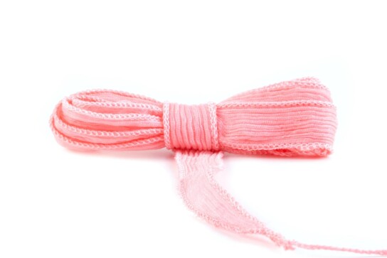 Handgefertigtes Seidenband Crinkle Crêpe Hell-Lachs 20mm breit