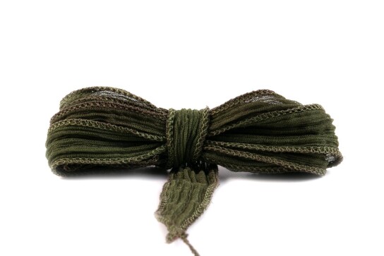 Handgefertigtes Seidenband Crinkle Crêpe Oliv 20mm breit
