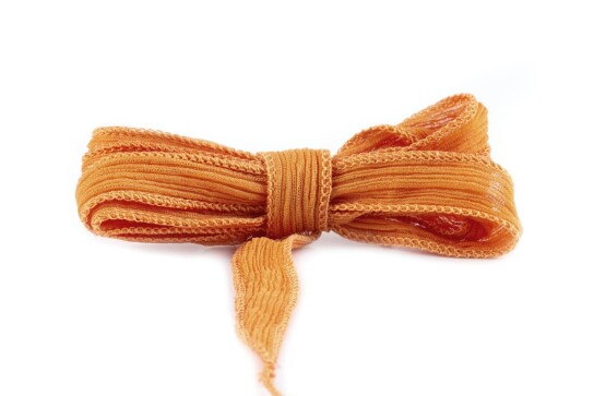 Handgefertigtes Seidenband Crinkle Crêpe Ocker 20mm breit