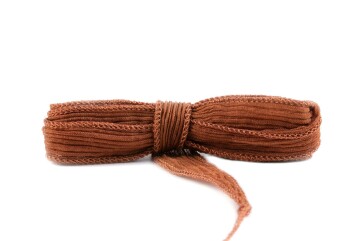Handgefertigtes Seidenband Crinkle Crêpe Hellbraun 20mm breit