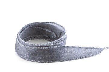 Handgefertigtes Crêpe Satin Seidenband Grau 20mm breit