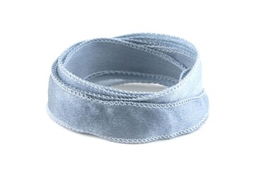 Handgefertigtes Crêpe Satin Seidenband Eisblau 20mm breit