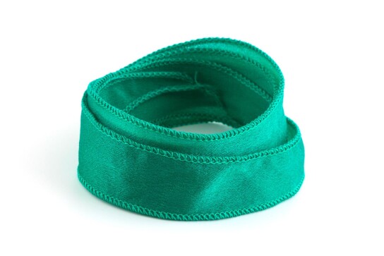 Handgefertigtes Crêpe Satin Seidenband Grün 20mm breit