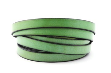 Bracelet en cuir plat Vert clair (bord noir) 10x2mm