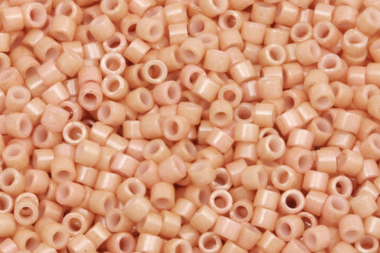 DB0208  Opaque Tan Luster Miyuki Delica 11/0 perles cylindriques japonaises 1,6mm 5g