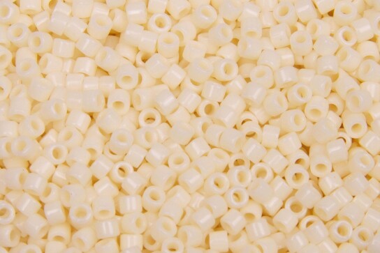 DB0732 Opaque Dark Cream Miyuki Delica 11/0 Cuentas de cilindro japonés 1.6mm 5g