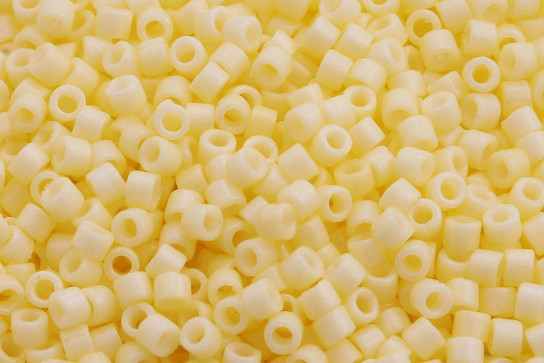 DB2101  Duracoat Opaque Lt Lemon Ice Miyuki Delica 11/0 perline cilindriche giapponesi 1,6mm 5g
