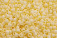 DB2101  Duracoat Opaque Lt Lemon Ice Miyuki Delica 11/0 perline cilindriche giapponesi 1,6mm 5g