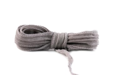 Handgefertigtes Seidenband Crinkle Crêpe Stone 20mm breit