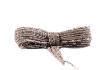 Handgefertigtes Seidenband Crinkle Crêpe Dunkeltaupe 20mm breit