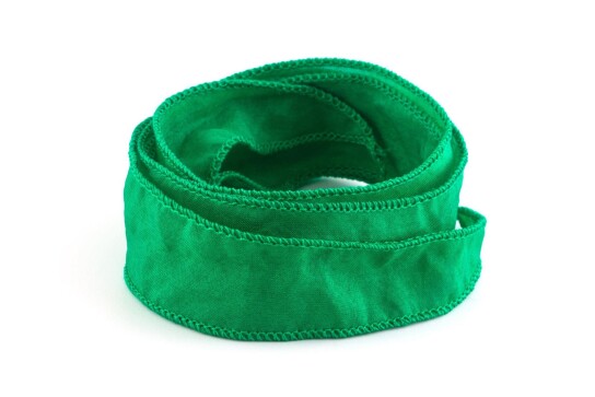Handgefertigtes Habotai-Seidenband Grasgrün 20mm breit