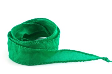 Handgefertigtes Habotai-Seidenband Grasgrün 20mm breit