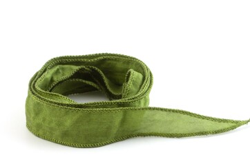 Handgefertigtes Habotai-Seidenband Pistazie 20mm breit