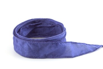Handgefertigtes Habotai-Seidenband Dunkellavendel 20mm breit