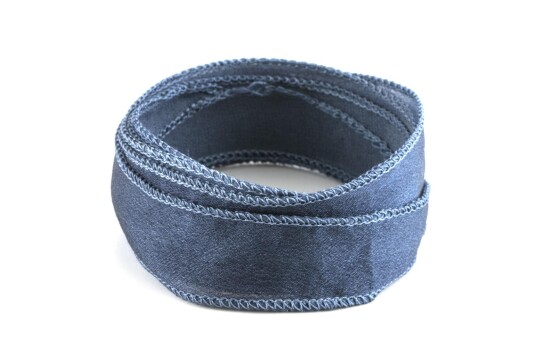 Handgefertigtes Crêpe Satin Seidenband Jeansblau 20mm breit