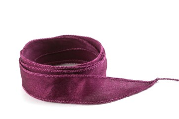 Handgefertigtes Crêpe Satin Seidenband Grape 20mm breit