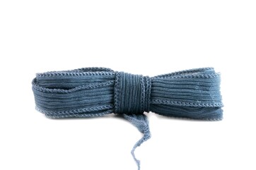 Handgefertigtes Seidenband Crinkle Crêpe Montanblau 20mm breit