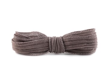 Handgefertigtes Seidenband Crinkle Crêpe Graubraun 20mm breit