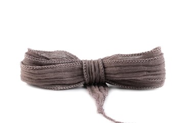 Handgefertigtes Seidenband Crinkle Crêpe Graubraun 20mm breit