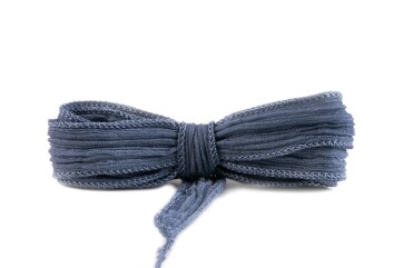 Handgefertigtes Seidenband Crinkle Crêpe Jeansblau 20mm breit