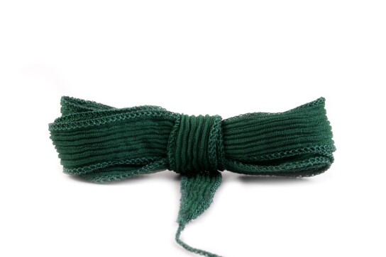 Handgefertigtes Seidenband Crinkle Crêpe Efeugrün 20mm breit