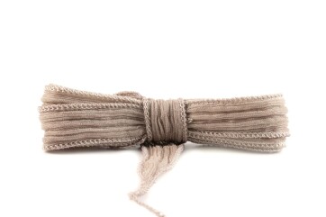 Handgefertigtes Seidenband Crinkle Crêpe Sand 20mm breit
