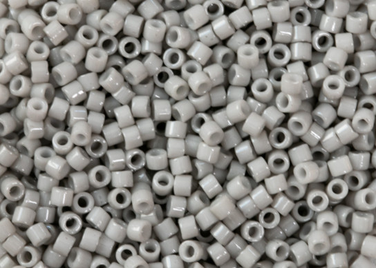 DB2366 Duracoat Opaque Dyed Mist Gray Miyuki Delica 11/0 Japanse cilinder kralen 1,6mm 5g