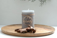 Adventskranz Zahlen Holz 1–4 in Schreibschrift mit Ilex-Blättern | Handgemachte Holzzahlen für den Adventskranz