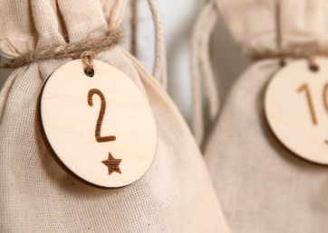 Calendario de Adviento números madera 1-24, redondo Ø4,5cm | grabado estrella, reutilizable