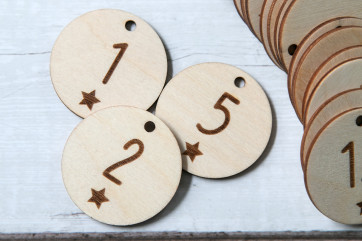 Calendario de Adviento números madera 1-24, redondo Ø4,5cm | grabado estrella, reutilizable