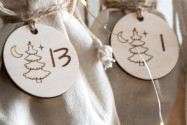 Calendario de Adviento números madera 1-24, redondo Ø4,5cm | Árbol de Navidad grabado, reutilizable