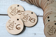 Adventskalender Zahlen Holz 1–24, rund Ø4,5cm | Tannenbaum-Gravur, wiederverwendbar