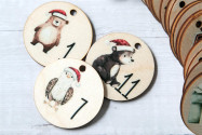 Adventskalender Zahlen Holz 1–24, rund Ø4,5cm | Weihnachtstiere bedruckt, lasergeschnitten, wiederverwendbar