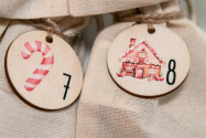 Adventskalender cijfers hout 1-24, rond Ø4,5cm | Pink Christmas bedrukt, lasergesneden, herbruikbaar