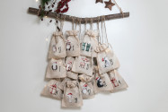 Adventskalender Beutel 24 Stück | Baumwollbeutel mit Weihnachtstieren, 100% Baumwolle, OEKO-TEX®, 10×14/15×20 cm, wiederverwendbar