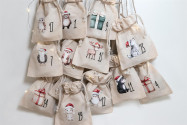 Adventskalender Beutel 24 Stück | Canvas-Beutel handmade mit Weihnachtstieren, 100% Baumwolle, OEKO-TEX®, 12×15/15×20cm, wiederverwendbar