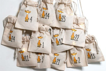 Adventskalender Beutel 24 Stück | Canvas-Beutel handmade mit Giraffe, 100% Baumwolle, OEKO-TEX®, 12×15/15×20cm, wiederverwendbar