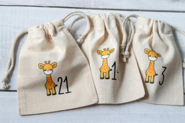 Adventskalender Beutel 24 Stück | Canvas-Beutel handmade mit Giraffe, 100% Baumwolle, OEKO-TEX®, 12×15/15×20cm, wiederverwendbar