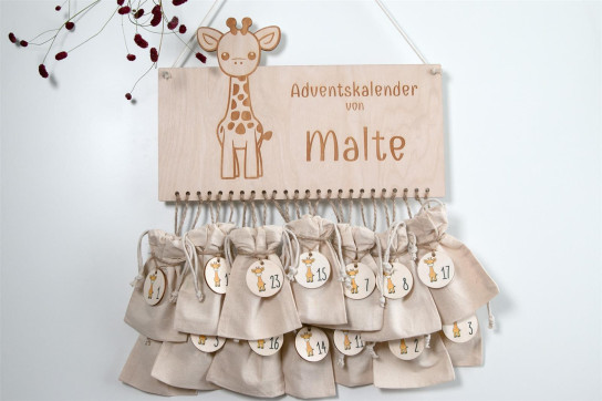 Adventskalender Holz Giraffe 36×24cm | personalisiert | bedruckte Canvas-Beutel