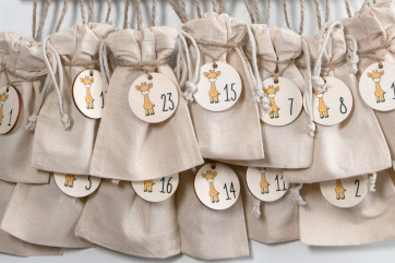 Adventskalender Holz Giraffe 36×24cm | personalisiert | bedruckte Canvas-Beutel