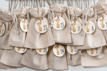 Calendario dell’Avvento in legno giraffa personalizzato con nome | 36×24cm | Selezione set (tavola, numeri stampati, set completi)