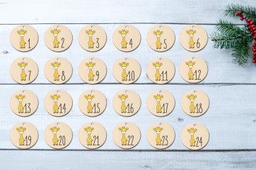 Calendario dell’Avvento in legno giraffa personalizzato con nome | 36×24cm | Selezione set (tavola, numeri stampati, set completi)